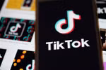 Biểu tượng của TikTok trên màn hình điện thoại ở Arlington, bang Virginia, Mỹ. (Nguồn: THX/TTXVN) 