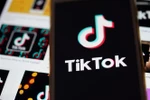 Biểu tượng của TikTok trên màn hình điện thoại ở Arlington, bang Virginia, Mỹ. (Nguồn: THX/TTXVN) 
