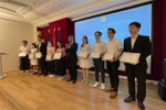 Đại sứ Việt Nam tại Pháp Đinh Toàn Thắng trao Giấy khen cho các thí sinh đoạt giải. (Ảnh: Thu Hà/TTXVN) 