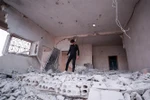 Hiện trường đổ nát sau một vụ không kích tại làng al-Haraki, tỉnh Idlib, Syria, ngày 1/12/2019. (Nguồn: AFP/TTXVN) 