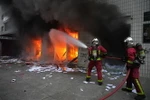 Lính cứu hỏa Pháp dập lửa do người biểu tình bạo loạn phóng hỏa tại văn phòng ngân hàng Credit Mutuel ở Nanterre, ngoại ô Paris, ngày 29/6/2023. (Ảnh: AFP/TTXVN)