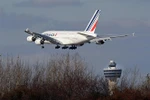 Máy bay Airbus A380 của Hãng hàng không Pháp hạ cánh xuống sân bay quốc tế John F. Kennedy ở New York (Mỹ) ngày 20/11/2009. (Nguồn: AFP/TTXVN) 