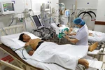 Nạn nhân Đinh Phạm Công, bị vùi lấp đa chấn thương đang được chăm sóc tại Khoa Hồi sức tích cực-Chống độc, Bệnh viện đa khoa tỉnh Quảng Nam. (Ảnh: Trần Lê Lâm/TTXVN) 