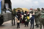 Binh sỹ Nga phân phối lương thực cứu trợ cho cư dân Syria tại khu vực do lực lượng nổi dậy chiếm giữ tại tỉnh Idlib, Syria ngày 27/12/2018. (Nguồn: AFP/TTXVN) 