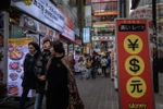 Du khách mua sắm tại quận Myeongdong ở thủ đô Seoul, Hàn Quốc. (Nguồn: AFP/TTXVN) 