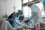 Nhân viên y tế điều trị cho bệnh nhân COVID-19 tại bệnh viện ở Sapporo, Nhật Bản. (Ảnh: AFP/TTXVN) 