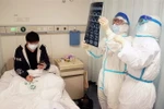 Nhân viên y tế điều trị cho bệnh nhân nhiễm COVID-19 tại bệnh viện ở Vũ Hán, tỉnh Hồ Bắc, Trung Quốc, ngày 18/2/2020. (Nguồn: THX/TTXVN) 