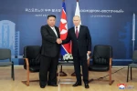 Tổng thống Nga Vladimir Putin (phải) trong cuộc gặp Nhà lãnh đạo Triều Tiên Kim Jong-un tại sân bay vũ trụ Vostochny, tỉnh Amur thuộc vùng Viễn Đông Nga, ngày 13/9/2023. (Ảnh: YONHAP/TTXVN)