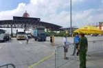 Lực lượng liên ngành dùng rào chắn, chăng dây ngang cao tốc, chỉ dành 1 làn xe cho các phương tiện đủ điều kiện đi 'luồng xanh' qua sau khi đã kiểm tra tại chốt cao tốc Pháp Vân-Cầu Giẽ. (Ảnh: TTXVN phát) 