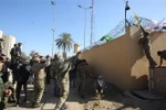 Các tay súng thuộc nhóm phiến quân Hashd al-Shaabi biểu tình bên ngoài sứ quán Mỹ ở Baghdad, Iraq ngày 31/12/2019. (Nguồn: AFP/TTXVN) 