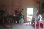 Bà Nguyễn Thị Hoa đã đánh đập chính mẹ ruột của mình. (Ảnh cắt từ clip) 