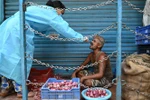 Nhân viên y tế lấy mẫu xét nghiệm COVID-19 cho người dân ở Chennai, Ấn Độ, ngày 1/6/2021. (Nguồn: AFP/TTXVN) 