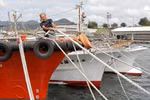 Người đàn ông Nhật Bản được giải cứu đang trên đường đến đảo Yakushima của khu nghỉ mát Yakushima. (Ảnh: AFP/Getty Images) 