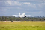 Máy bay P-8 Poseidon của Không lực Hoàng gia Australia khởi hành từ Queensland để khảo sát đánh giá thiệt hại do núi lửa phun trào gây sóng thần ở Tonga, ngày 15/1/2022. (Ảnh: AFP/TTXVN) 