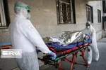 Nhân viên y tế chuyển bệnh nhân nhiễm COVID-19 tới bệnh viện tại Iran. (Nguồn: IRNA/TTXVN) 