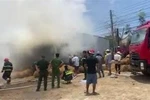 Lực lượng chức năng tích cực chữa cháy tại kho chứa rơm nhà ông Trần Sa Phol. (Ảnh: TTXVN phát)