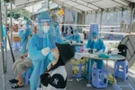 Lực lượng đoàn viên thanh niên thuộc Tỉnh đoàn Bình Dương hỗ trợ lấy mẫu xét nghiệm tìm F0 trong cộng đồng trên địa bàn thành phố Dĩ An, tỉnh Bình Dương. (Ảnh: Chí Tưởng/TTXVN) 