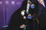 Tiêm vaccine phòng dịch COVID-19 cho người dân tại thủ đô Tehran, Iran. (Nguồn: AFP/TTXVN) 