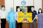 Vinamilk dành tặng 3000 phần quà 1/6 đến với các em nhỏ tại 7 tỉnh đang cách ly tập trung vì dịch bệnh. (Nguồn: Vietnam+) 