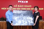 [Photo] TTXVN bàn giao hiện vật tặng Bảo tàng Báo chí Việt Nam
