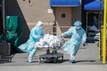 Chuyển thi thể bệnh nhân tử vong do COVID-19 tại nhà xác dã chiến ở Brooklyn, New York, Mỹ. (Nguồn: AFP/TTXVN) 