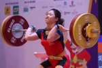 Vận động viên Hoàng Thị xuất sắc đoạt Huy chương Vàng hạng cân 59kg nữ với tổng cử là 204kg. (Ảnh: Quốc Khánh/TTXVN) 