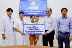 Bệnh viện Trung ương Huế trao tặng bộ cấy trong ốc tai điện tử trị giá 322 triệu đồng cho bệnh nhi. (Nguồn: TTXVN) 