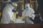 Nhân viên y tế xét nghiệm nhanh COVID-19 cho người dân tại Rawa Buntu, Nam Tangerang, Indonesia ngày 8/4/2020. (Nguồn: THX/TTXVN) 