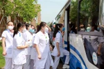 Cán bộ, giảng viên, sinh viên Trường Đại học Điều dưỡng Nam Định lên đường vào Đồng Nai chống dịch. (Ảnh: Văn Đạt/TTXVN) 