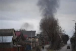 Khói bốc lên từ một vụ nổ gần thị trấn Hostomel ở phía Tây Bắc thủ đô Kiev, Ukraine ngày 24/2/2022. (Ảnh: AFP/TTXVN) 