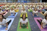 Hơn 600 người đồng diễn bài tập Yoga tại Phú Yên. (Ảnh: Xuân Triệu/TTXVN)
