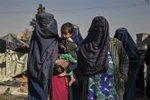 Phụ nữ Afghanistan tại trại tị nạn Saray Shamali ở Kabul, ngày 2/11/2021. (Ảnh: AFP/TTXVN) 