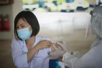 Tiêm vaccine phòng COVID-19 cho công nhân trong khu công nghiệp. (Ảnh: Danh Lam/TTXVN) 