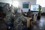 Binh sỹ Ukraine tham gia buổi huấn luyện lý thuyết ở ngoại ô Kiev. (Ảnh: AFP/TTXVN)