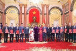 Phó Chủ tịch nước Đặng Thị Ngọc Thịnh với các đại biểu và Đại sứ mới được phong hàm. (Ảnh: Lâm Khánh/TTXVN) 