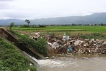 [Photo] Nguy cơ ô nhiễm kênh của Đại thủy nông Nậm Rốm do rác thải