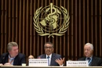 Tổng Giám đốc Tổ chức Y tế Thế giới (WHO) Tedros Adhanom Ghebreyesus (giữa) trong cuộc họp báo sau Hội nghị quốc tế về virus corona chủng mới COVID-19 tại Geneva, Thụy Sĩ ngày 12/2/2020. (Nguồn: AFP/TTXVN) 