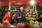 ​Chợ hoa đêm Quảng Bá. (Ảnh: Nhật Anh/TTXVN) 