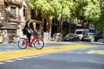 Người dân đeo khẩu trang phòng dịch COVID-19 tại Barcelona, Tây Ban Nha ngày 29/5/2020. (Nguồn: THX/TTXVN) 
