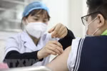 Nhân viên y tế tiêm vaccine phòng COVID-19 cho học sinh lớp 6 tại điểm tiêm chủng trường THCS Lê Ngọc Hân, quận Hai Bà Trưng, Hà Nội, vào sáng 17/4. (Ảnh: Minh Quyết/TTXVN) 