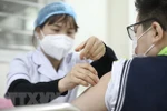 Nhân viên y tế tiêm vaccine phòng COVID-19 cho học sinh lớp 6 tại điểm tiêm chủng trường THCS Lê Ngọc Hân, quận Hai Bà Trưng, Hà Nội, vào sáng 17/4. (Ảnh: Minh Quyết/TTXVN) 
