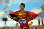 Niềm vui của vận động viên Felisberto De Deus (Timor Lester) khi giành huy chương Bạc nội dung chạy 10.000 nam. (Ảnh: Huy Hùng/TTXVN) 