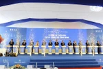 Các đại biểu thực hiện nghi thức công bố triển khai Dự án Thành phố Thông minh. (Ảnh: Mạnh Khánh/TTXVN)