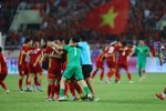 Các cầu thủ U23 Việt Nam ôm nhau ăn mừng khi trận đấu kết thúc. (Ảnh: Hoàng Linh/TTXVN) 