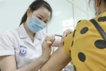 Nhân viên y tế tiêm vaccine Nano Covax phòng COVID-19 cho tình nguyện viên tham gia tiêm thử nghiệm đợt 3 tại Học viện Quân y. (Ảnh: Minh Quyết/TTXVN) 