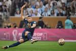 Mbappe lập siêu phẩm, cân bằng tỷ số 2-2 cho đội nhà trước tuyển Argentina. (Ảnh: AFP/TTXVN) 
