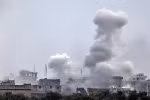 Khói bốc lên sau một cuộc oanh kích do các lực lượng Chính phủ Syria và đồng minh tiến hành tại thị trấn Sarmin, tỉnh Idlib ngày 4/2/2020. (Nguồn: AFP/TTXVN) 