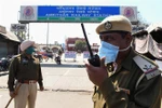 Cảnh sát phong tỏa lối vào nhà ga tàu hỏa Amritsar, Ấn Độ, ngày 22/3/2020, trong bối cảnh dịch COVID-19 lan rộng. (Nguồn: AFP/TTXVN) 