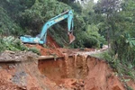 Khắc phục điểm sạt lở tại địa bàn huyện Hướng Hóa. (Nguồn: TTXVN phát) 