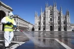Phun thuốc khử trùng nhằm ngăn dịch COVID-19 lây lan tại Piazza del Duomo ở Milan, Italy, ngày 31/3/2020. (Nguồn: THX/TTXVN) 